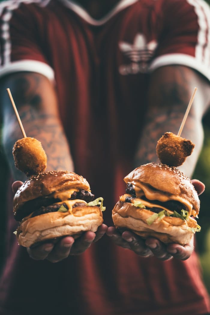 How To Correctly Eat Cheeseburgers Will Help You Enjoy These Beauties.