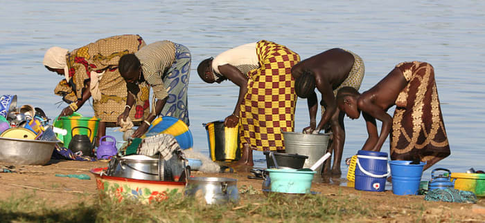 Nigerian mothers washing in the Niger. Caribbean mothers also washed in the river. Photo by Ferdinand Reus