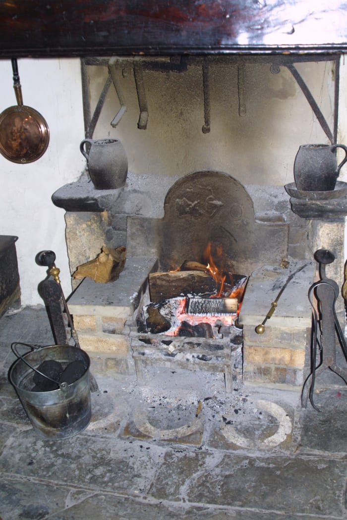 One of The Fleece's fireplaces features three circles painted on the hearth stones. This motif is believed to stop witches entering the inn through the chimney.