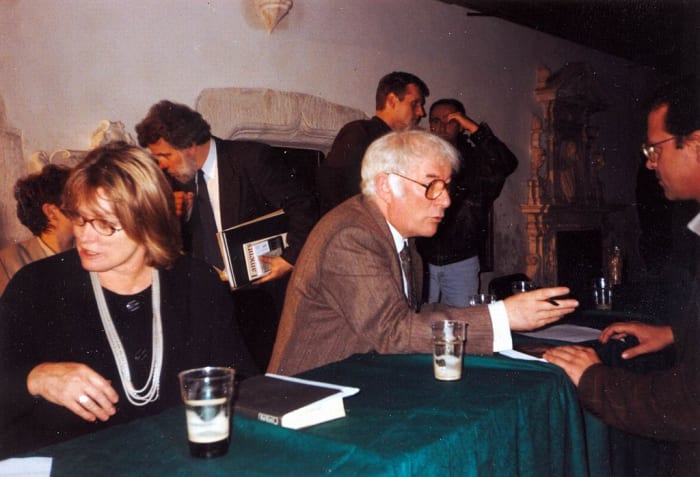 M Marie and Seamus Heaney at the Dominican Church, Kraków, Poland, 1996. Maire / CC BY-SA (https://creativecommons.org/licenses/by-sa/2.5)