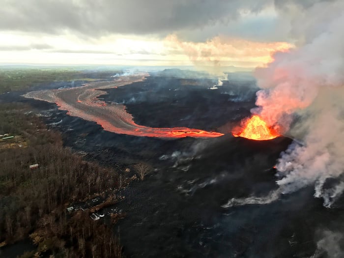 Lava channel from fissure No,8 travels toward the coastline. (Photo courtesy of USGS-HVO)