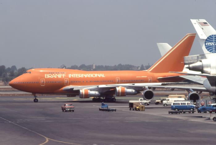 Boeing 747 at Los Angeles International Airport via Wikimedia Commons