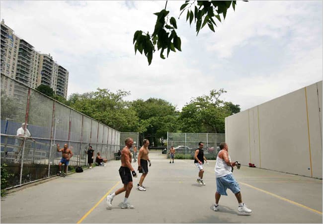 Un terrain de handball.