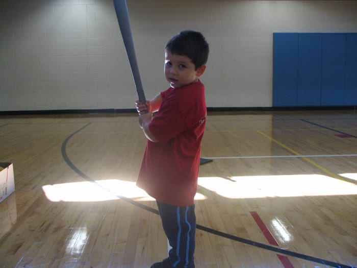 Boy segurando um taco de basebol