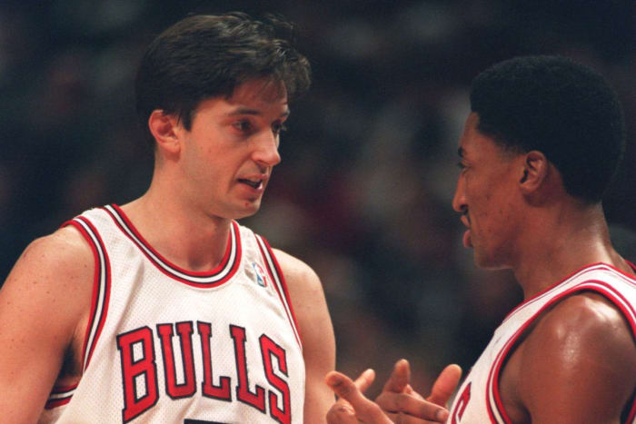 Toni Kukoc habla de estrategia con su compañera de equipo Scottie Pippen.