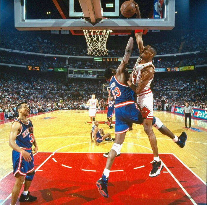 Scottie Pippen posteriza a la leyenda de los Knicks Patrick Ewing.