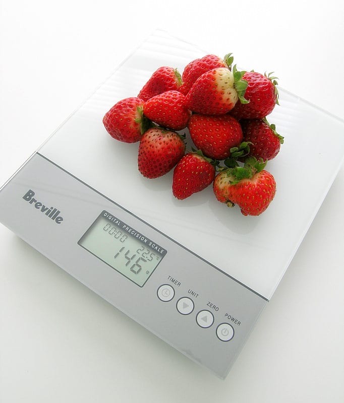Vertrauen Sie der Mathematik. Wiegen, messen und protokollieren Sie Ihre Nahrungsaufnahme während des Abnehmens.