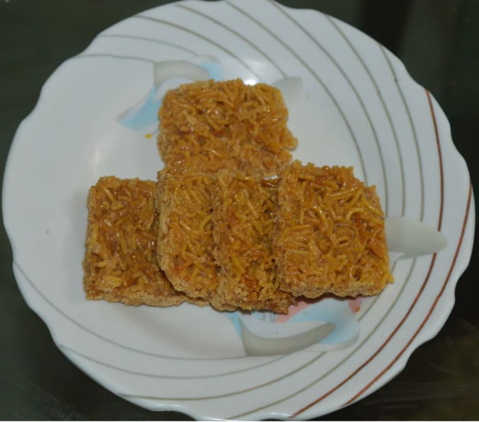 When it cools a bit, insert the knife along the lines and separate the pieces. When the pieces become completely cold, they are ready to eat. Enjoy!