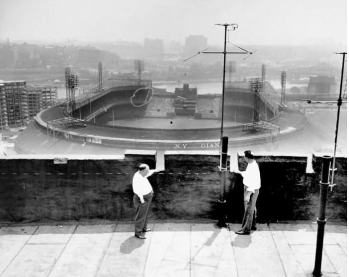 Detectives on the roof of 515 Edgecombe Avenue. Doyle's row is circled. The stairway is near the center of the roof. The photographer was probably standing on the top of it.