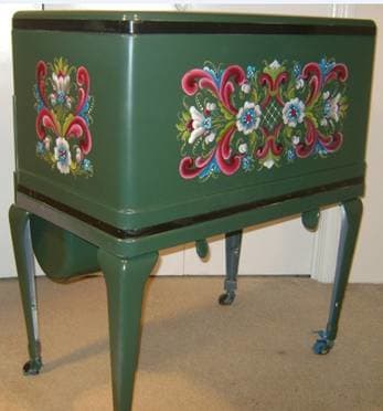 Isn't this beautiful? A Hub peruser sent this to me . The art form is called rosemaling, which is a European folk art.