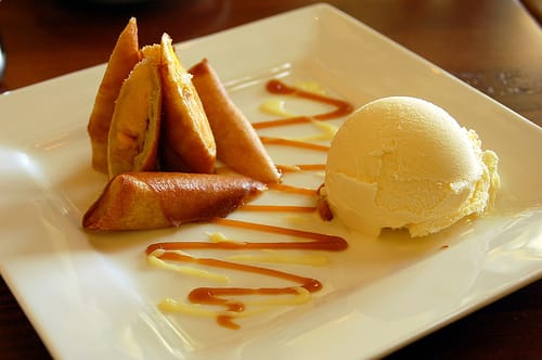 Banana and ripe jackfruit wrapped in lumpia wrappers--deep-fried until crispy (Photo courtesy by Clipper Monsoon from Flickr)