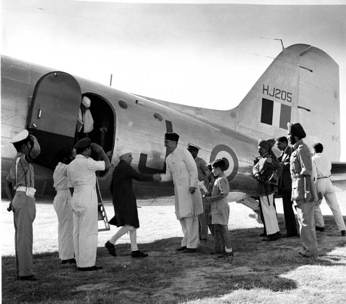 Sheikh Abdullah receiving Nehru in Srinagar, 1947
