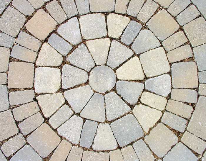 Pavers can be used for patios, flower beds, retaining walls or a combination of these. (Photo courtesy of sxc.hu)