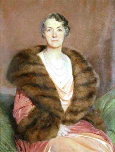 Originally 5-strand and said to be from Catherine the Great it sold in "1920 for an unprecedented $825,000, to Horace E. Dodge, the founder of the internationally renowned Dodge Automobile Company, who presented it to his wife, Anna Thomson Dodge, in