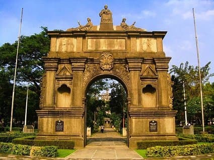 The Arch of the Centuries of the University of Santo Tomas (UST), photographed by anyofloresof webshots.com