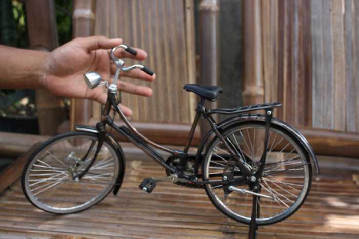 Miniature Bicycle, antique and famous handmade bike from Indonesia. See the detail of good handmade bike miniature for collection.