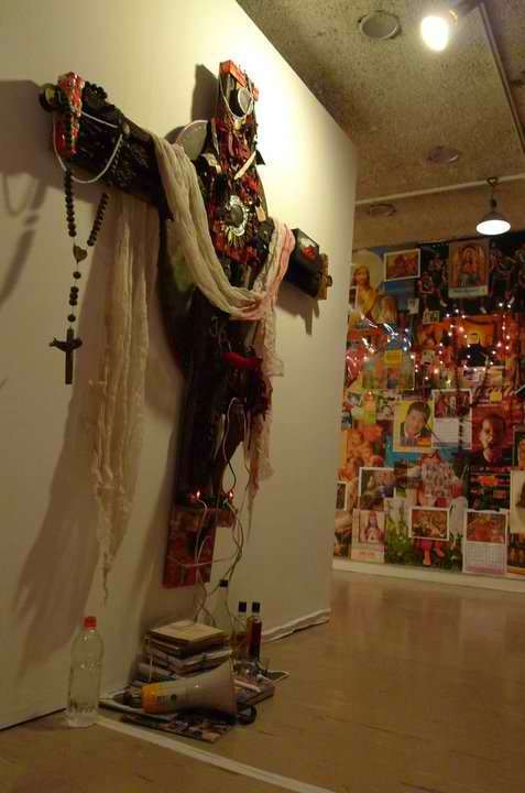 "Relics" found objects 2004 "Poleteismo / Kulo" Cultural Center of the Philippines, 2011.(Photo by Mideo Cruz)