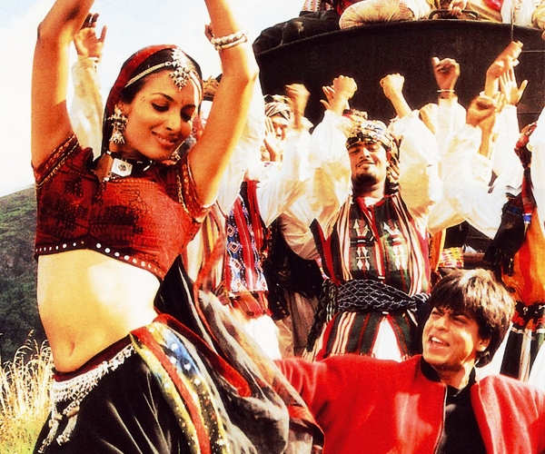 Shahrukh Khan & Malaika Arora in Chal chaiyya Chaiyaa ... : A melodious song on a moving train among the Himalyan foothills.