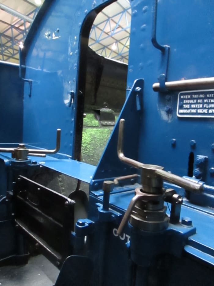 Finally, a look to the tender front with brake screw (left) and water scoop screw (right)