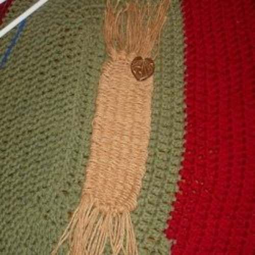 This bookmark is a quick and easy project for anyone who wants to weave. It is ideal for beginners, but can also be useful for experienced weavers.