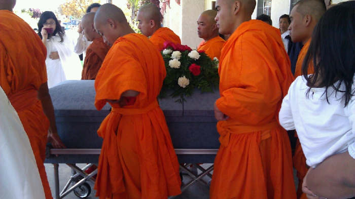 Children and grandson of the deceased became a monk and held a parade.