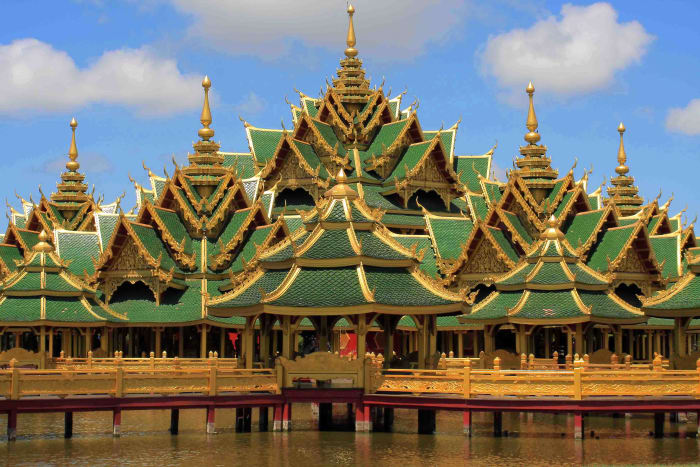 The Pavilion of the Enlightened is not a building which ever existed elsewhere. Rather, it is a symbolic representation of a Buddhist story of 500 monks who attain Nirvana (enlightenment) despite initially having very different attributes and merits