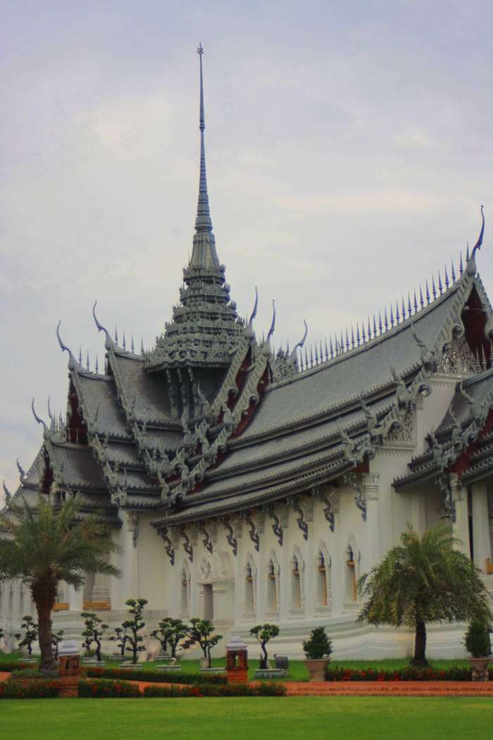 The exquisite Samphet Prasat Palace. Although this is only a small scale re-creation of what the original might possibly have looked like, this nonetheless is a great and beautiful building to behold