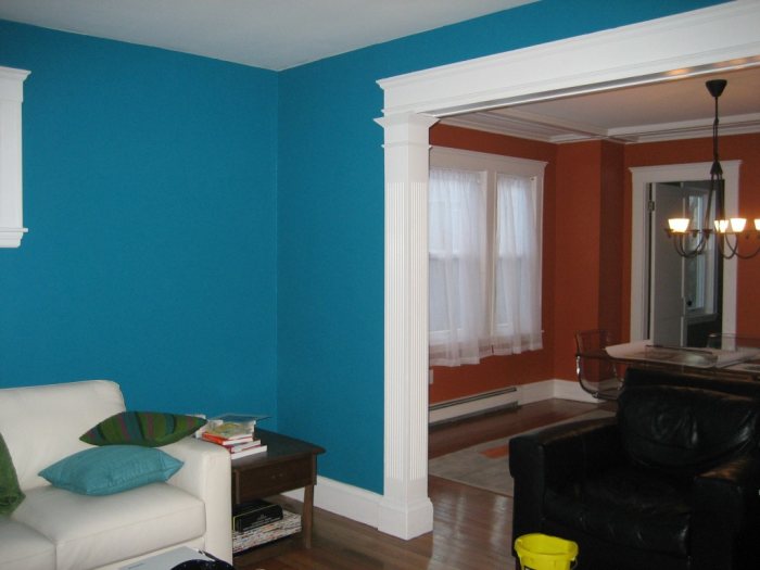 The turquoise blue walls are overpowering, but could be toned down a little with some pastels for a jaw-dropping effect.
