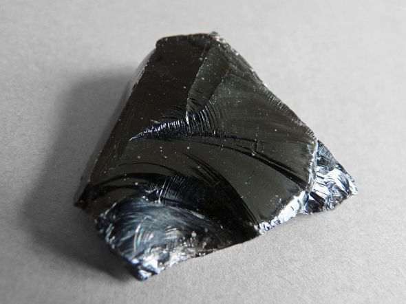 Black obsidian, http://commons.wikimedia.org/wiki/File%3ALipari-Obsidienne_(5).jpg