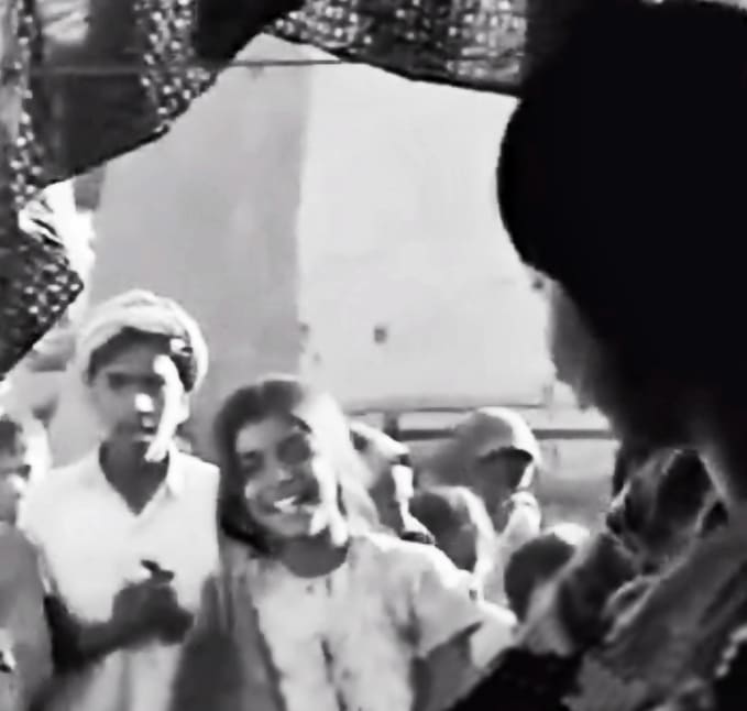 Waheeda Rahman and Raj Kapoor in Teesri Kasam. A very sweet and simple folk song blessing the new bride entering the village.