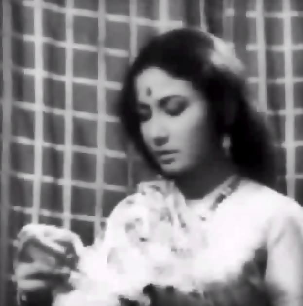 Meena Kumari in Jyoti kalash chhalake...: A great classical number in Raag Bhupali by Lata Mangeshkar