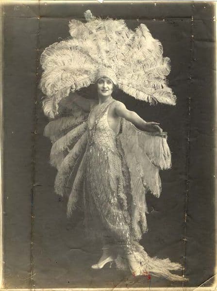 Portrait of artist Gaby Deslys with one of her enormous hats (ca. 191-?), by Henri Manuel (1874 - 1947)