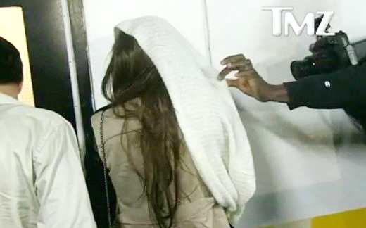 Amanda Burns being harassed by paparazzi as she tries to get into her apartment in New York. All photos for educational purposes