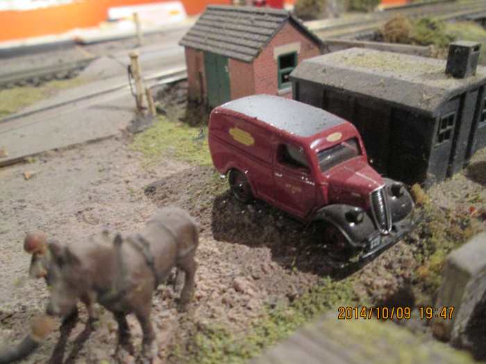 One of the light goods/parcels delivery vans stands in front of the concrete lineside hut (Ratio) with the brick stores shed (card kit, embossed plastic apex roof). A local farmer chats to the station master on his way home from ploughing