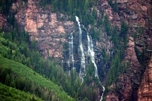Three Sisters Falls Located in the dense jungle of Peru starts from an unnamed jungle stream and carries into the Cutevireni River below.