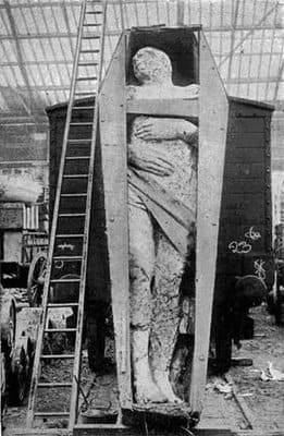 This giant mummy unearth in Ireland made headlines in 1895 and was displayed for a few years before simply disappearing. Could this have been a Tuetha de Danann?