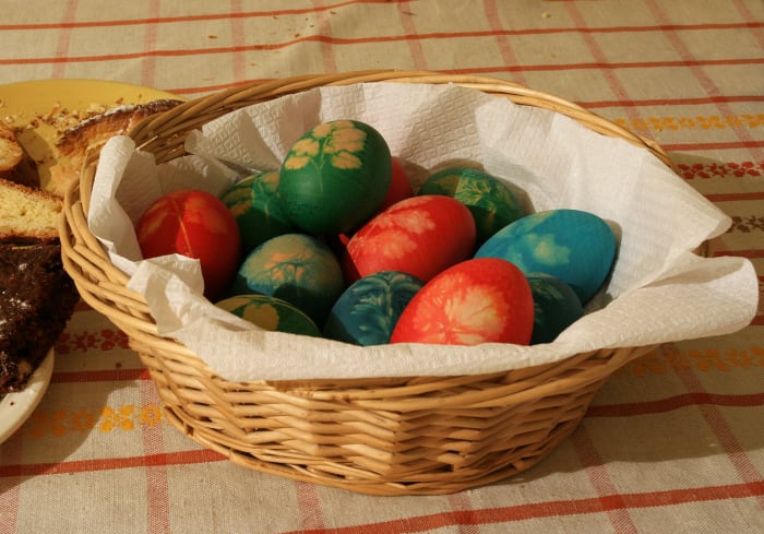 In some places of Europe, eggs are heated wrapped in gauze and spring flowers, to create a lovely pattern.