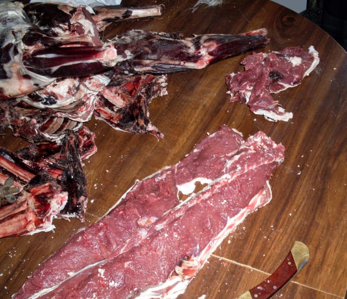 Front rib steaks were deboned in this picture. We think that deer steaks taste better deboned. You can do as you wish about this.