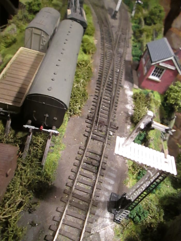 More ratio - the bracket distant bottom right from a kit set - a junction signal from the same kit is just out of view here beyond the small signal cabin