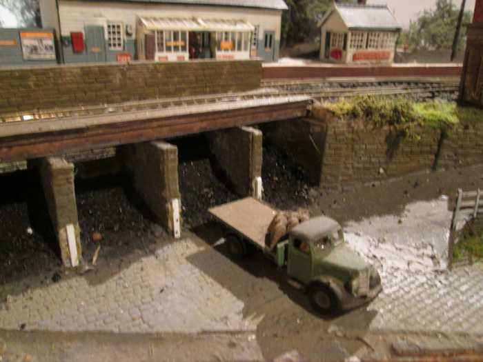 On the same mini-layout ('Thorpe Carr'), the coal depot is scratchbuilt, using Wills' coarse stone and cobbles for cells, decking and floors, Evergreen for deck structure across the cell wall tops - real coal crunched up in pliers