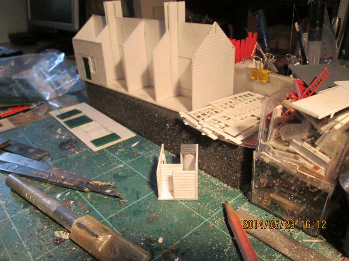 Front walls being applied to 'skeleton'. Brick sheet still to be applied to chimney breast formers. Peco doors and Wills' windows were inserted into cut-outs. The walls have been applied to the base for the gents' toilet at the far end