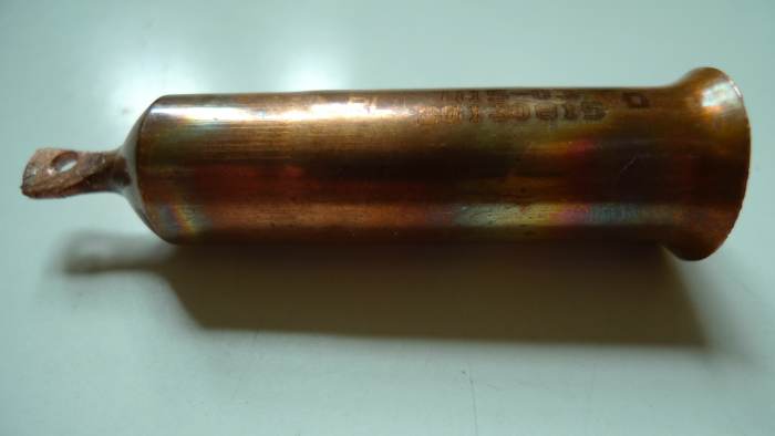 The copper condenser of a small fridge cut in two, and I've reworked it a little to make it suitable for its purpose. The right side has been reinforced to be somewhat wider. It will be connected to the metal lid of the jar.