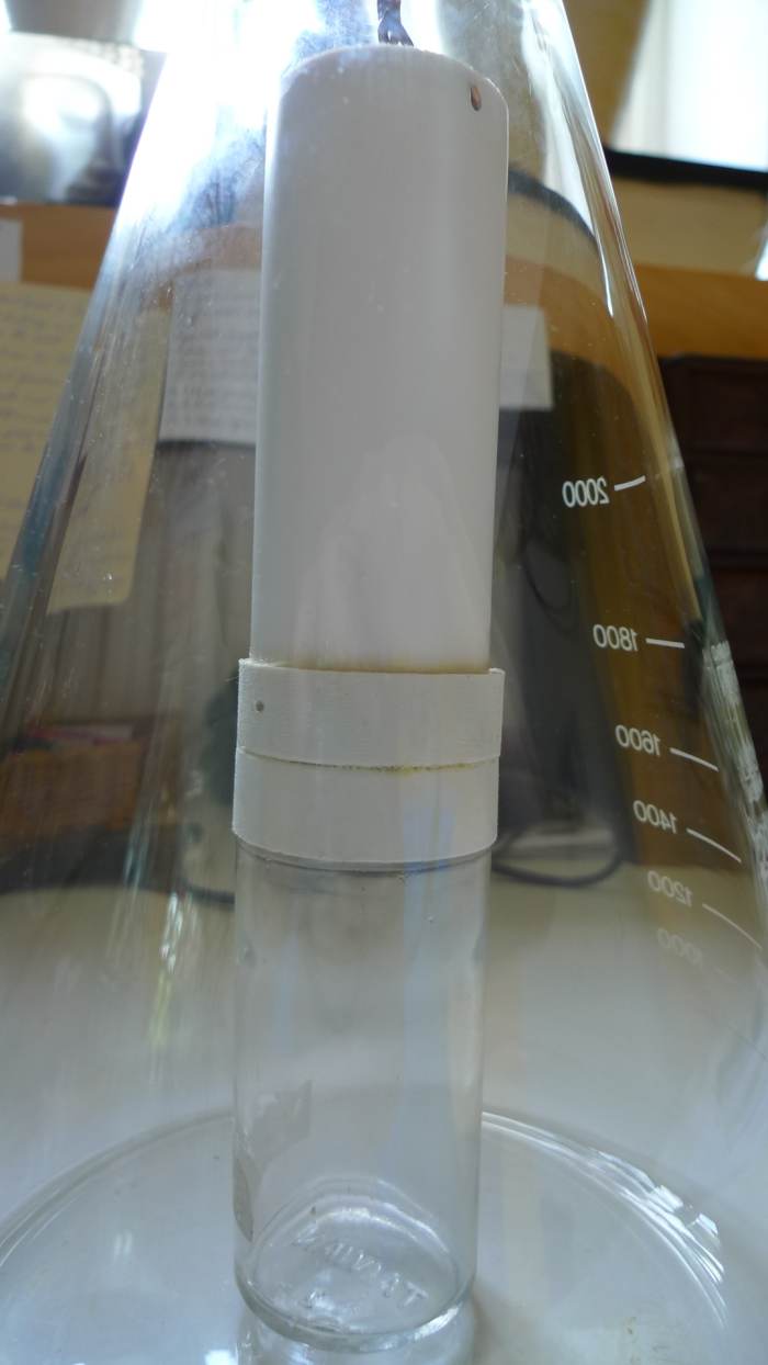 The sample container and the extract container are connected to eachother. The extract container can be screwed off. The extract container may not touch the bottom of the Erlenmeyer flask.