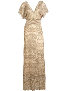 This dress has a lot of pretty detailing. The sleeves also add width to the top. These features make it a great choice for ruler figures.