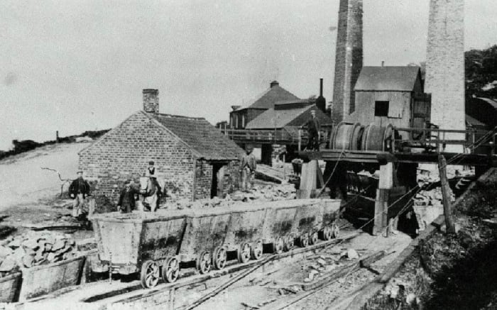 New Bank Head, the laden narrow-gauge wagons were lowered from here and the three sets of rails converged just above Low Drum