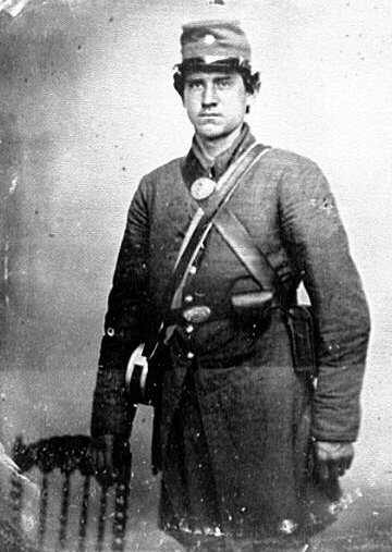 A confederate soldier... it is believed that the "gray man" that haunts the Ryman is a confederate soldier.