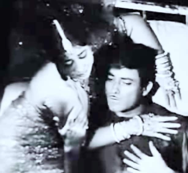 Meena Kumari & Rajkumar in Ruk ja raat thahar ja re chanda...: A great number enacted with a finesse that matches the great song