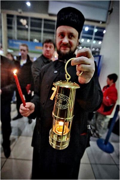 The delegation carries the Holy Fire from Jerusalem in special oil-fired containers to Russia. From Moscow, containers with the Holy Fire go to many Russian cities.