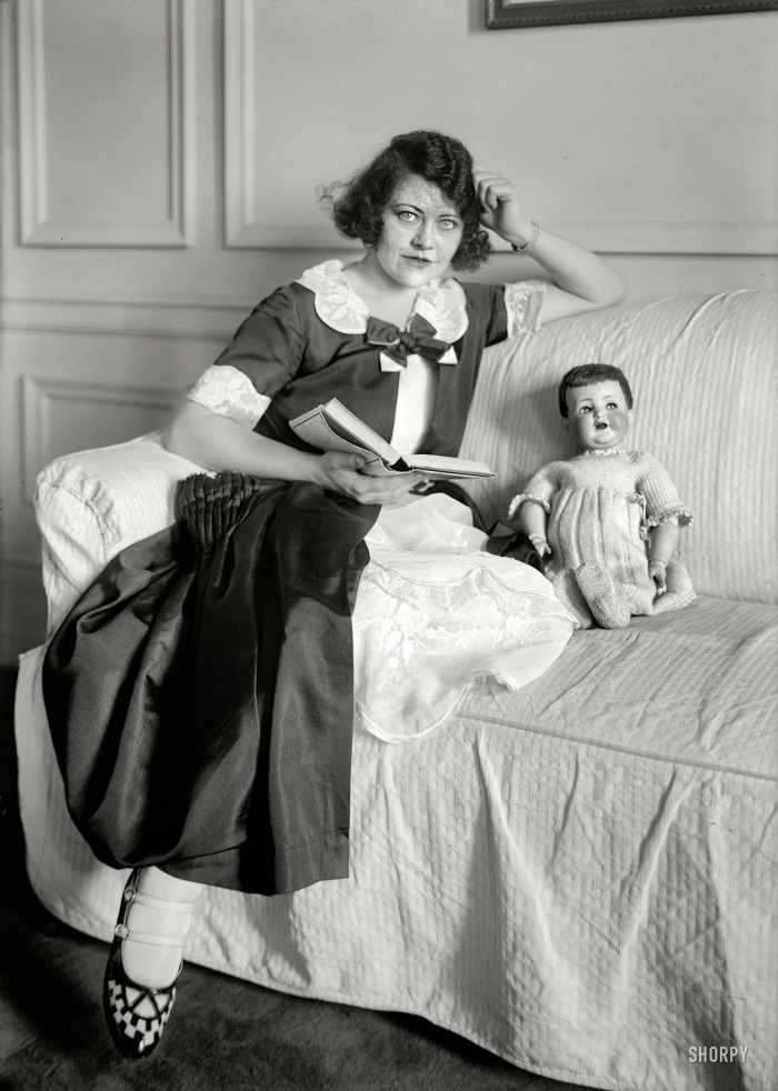 New York. October 26, 1921. "Peggy O'Neil." The Irish-American actress at ease. 5x7 glass negative, George Grantham Bain Collection.