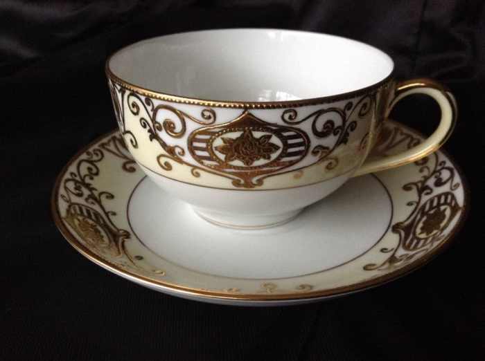 This is a beautiful #175 "Christmas Ball" cup and saucer by Noritake. As you can see the condition is excellent, with no cracks, chips, scratches, crazing, or cut marks.